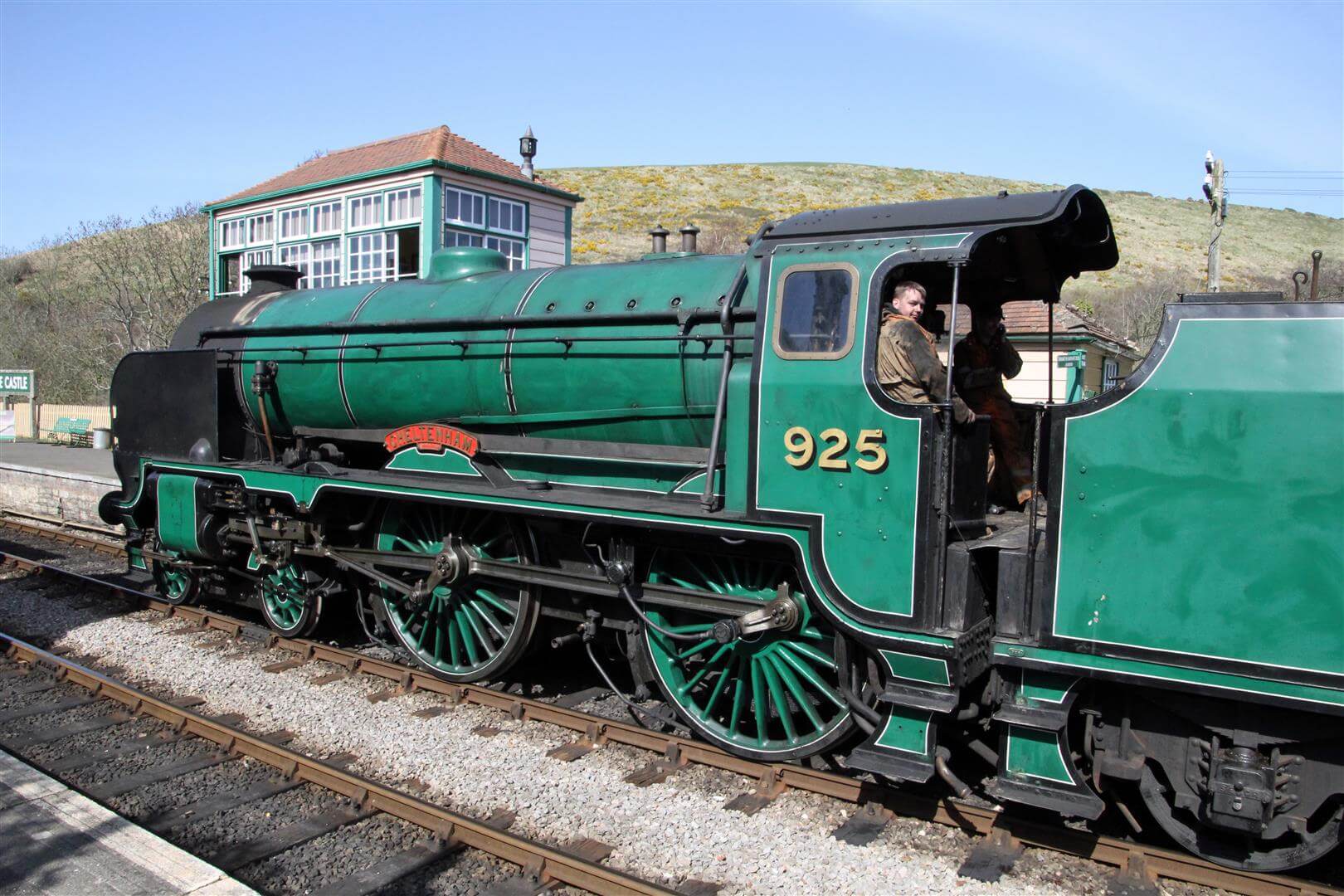 southern-railway-schools-class-express-steam-locomotive-cheltenham-arrives-for-spring-steam-gala